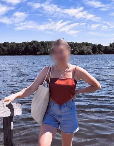Lilly, 24