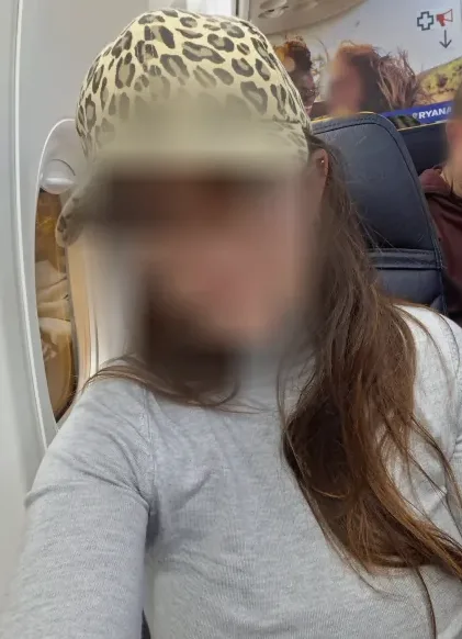 Mia, 33